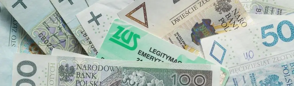Obrazek wyróżniający w artykule zasiłek rehabilitacyjny przedstawia rozłożone banknoty a pośród nich legitymację z logo ZUS.