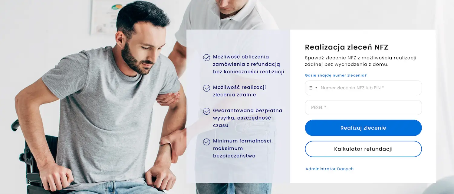 Obraz przedstawia zrzut ekranu z interfejsu strony internetowej dotyczącej realizacji zleceń NFZ (Narodowy Fundusz Zdrowia). Po lewej stronie widzimy mężczyznę na wózku inwalidzkim, którego wspiera opiekun, trzymając go za ramię. Mężczyzna jest ubrany w szarą koszulkę, a jego wyraz twarzy wskazuje na skupienie. Po prawej stronie znajduje się panel użytkownika, który oferuje formularz do realizacji zlecenia NFZ. Na białym tle widoczne są informacje takie jak: • Możliwość obliczenia zamówienia z refundacją bez konieczności realizacji. • Możliwość realizacji zlecenia zdalnie. • Gwarantowana bezpłatna wysyłka, oszczędność czasu. • Minimum formalności, maksimum bezpieczeństwa. Formularz wymaga wpisania numeru zlecenia lub PIN-u oraz numeru PESEL. Na dole panelu znajdują się przyciski „Realizuj zlecenie” i „Kalkulator refundacji”.